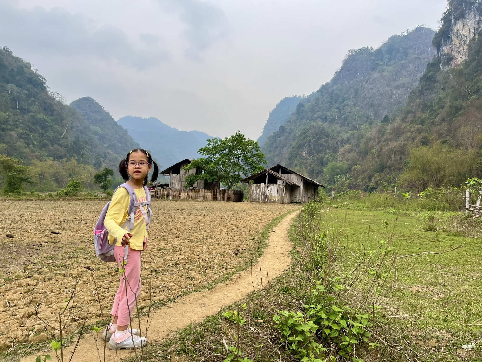 Ngôi làng “bị bỏ quên” ở miền Bắc: Không điện, không đường, nhưng vẫn đón nườm nượp khách ghé thăm - Ảnh 15. Ngôi làng “bị bỏ quên” ở miền Bắc: Không điện, không đường, nhưng vẫn đón nườm nượp khách ghé thăm - Ảnh 15.