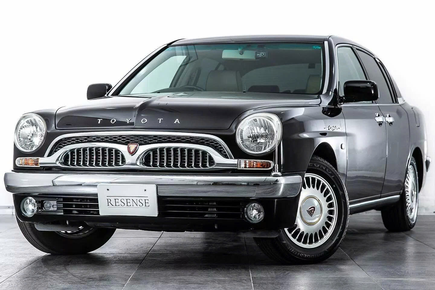 Đây là chiếc Toyota đặc biệt mà không nhiều người biết: Sản xuất năm 2000 nhưng thiết kế hoài cổ, cửa mở ngược như Rolls-Royce, có chi tiết giống 911 Targa, động cơ lấy từ Lexus - Ảnh 2.
