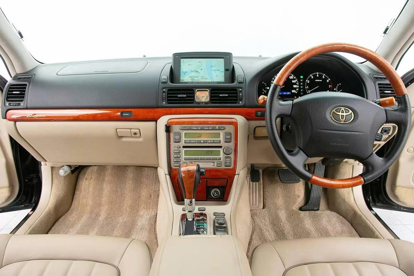 Đây là chiếc Toyota đặc biệt mà không nhiều người biết: Sản xuất năm 2000 nhưng thiết kế hoài cổ, cửa mở ngược như Rolls-Royce, có chi tiết giống 911 Targa, động cơ lấy từ Lexus - Ảnh 5.