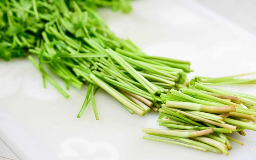 2 loại rau dễ là nơi "tổ ký sinh trùng" ẩn náu, nhất là cái số 1 ở chợ có rất nhiều- Ảnh 1.