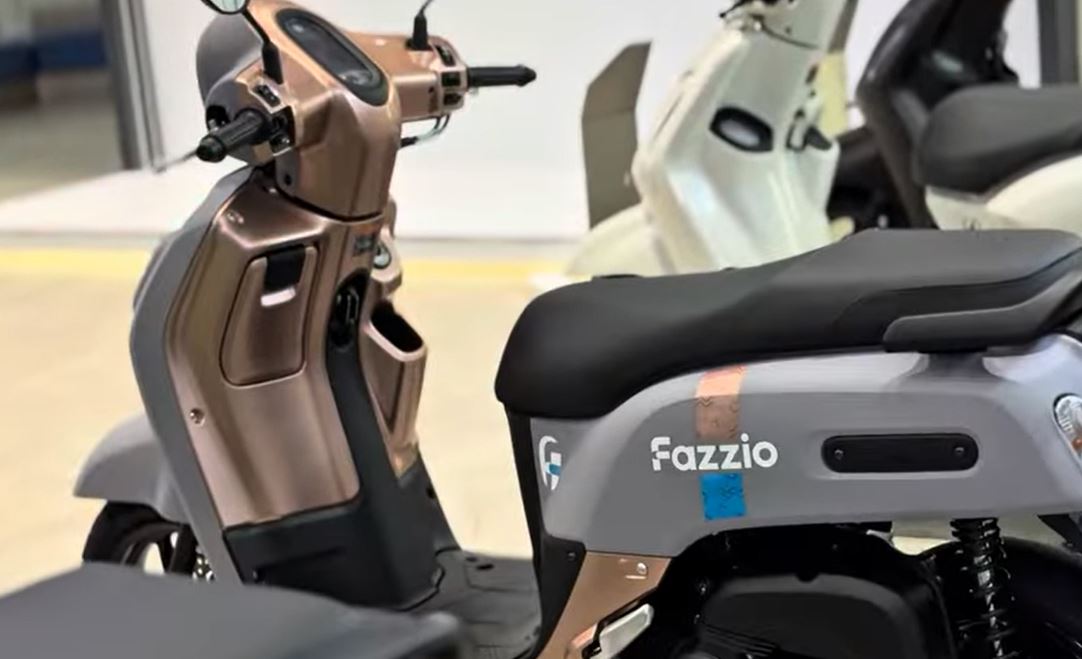 'Kẻ thách thức' Honda Vision thêm màu mới cực xịn: Thiết kế đẹp như SH Mode, động cơ hybrid tiêu thụ chỉ 1,7 lít/100km - Ảnh 1.