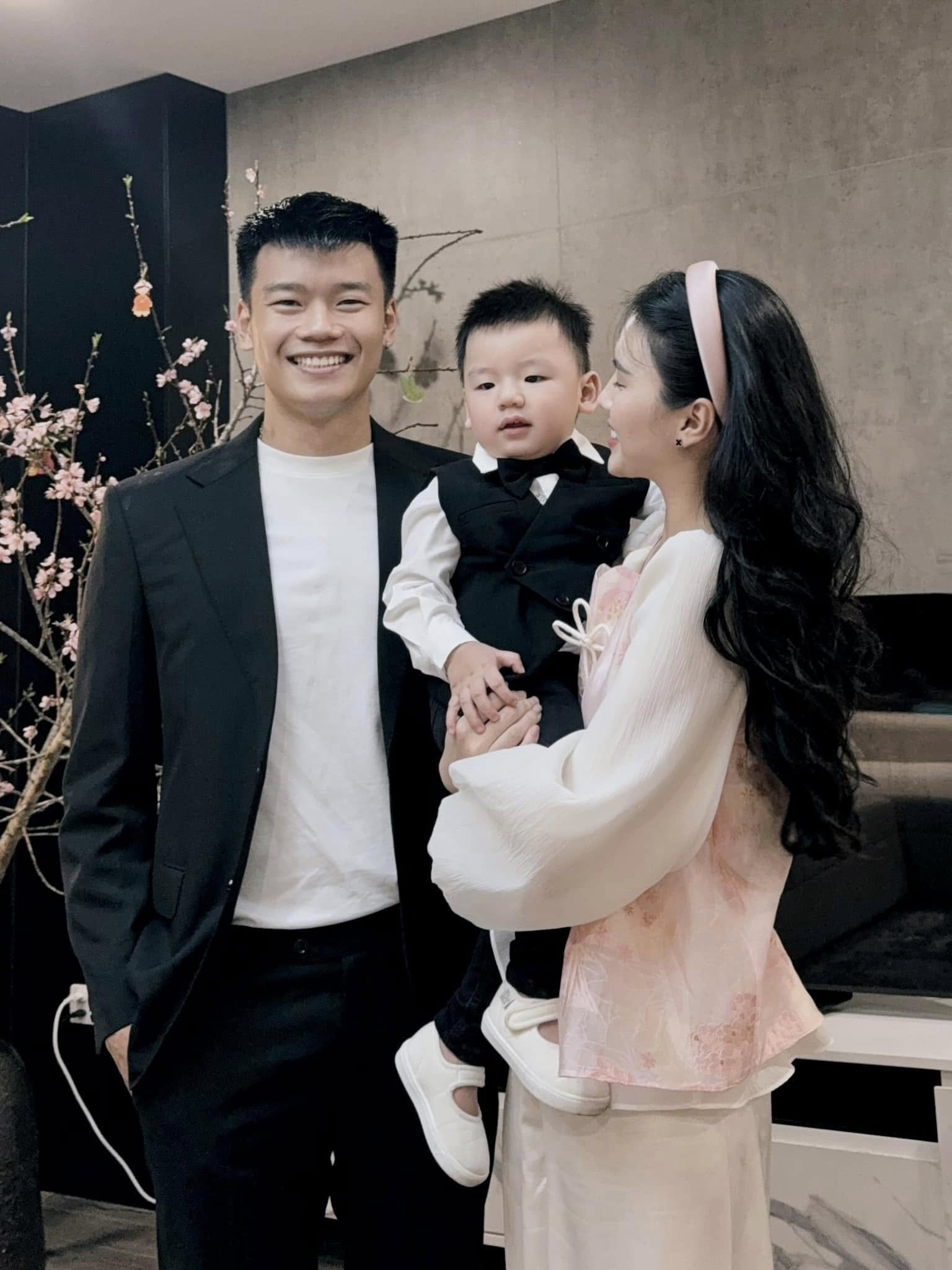 Nàng WAG được khen xinh nhất làng bóng Việt là cô chủ nổi tiếng, khoe chân dài nuột nà, mẹ một con visual cực phẩm- Ảnh 7. Nàng WAG được khen xinh nhất làng bóng Việt là cô chủ nổi tiếng, khoe chân dài nuột nà, mẹ một con visual cực phẩm- Ảnh 7.