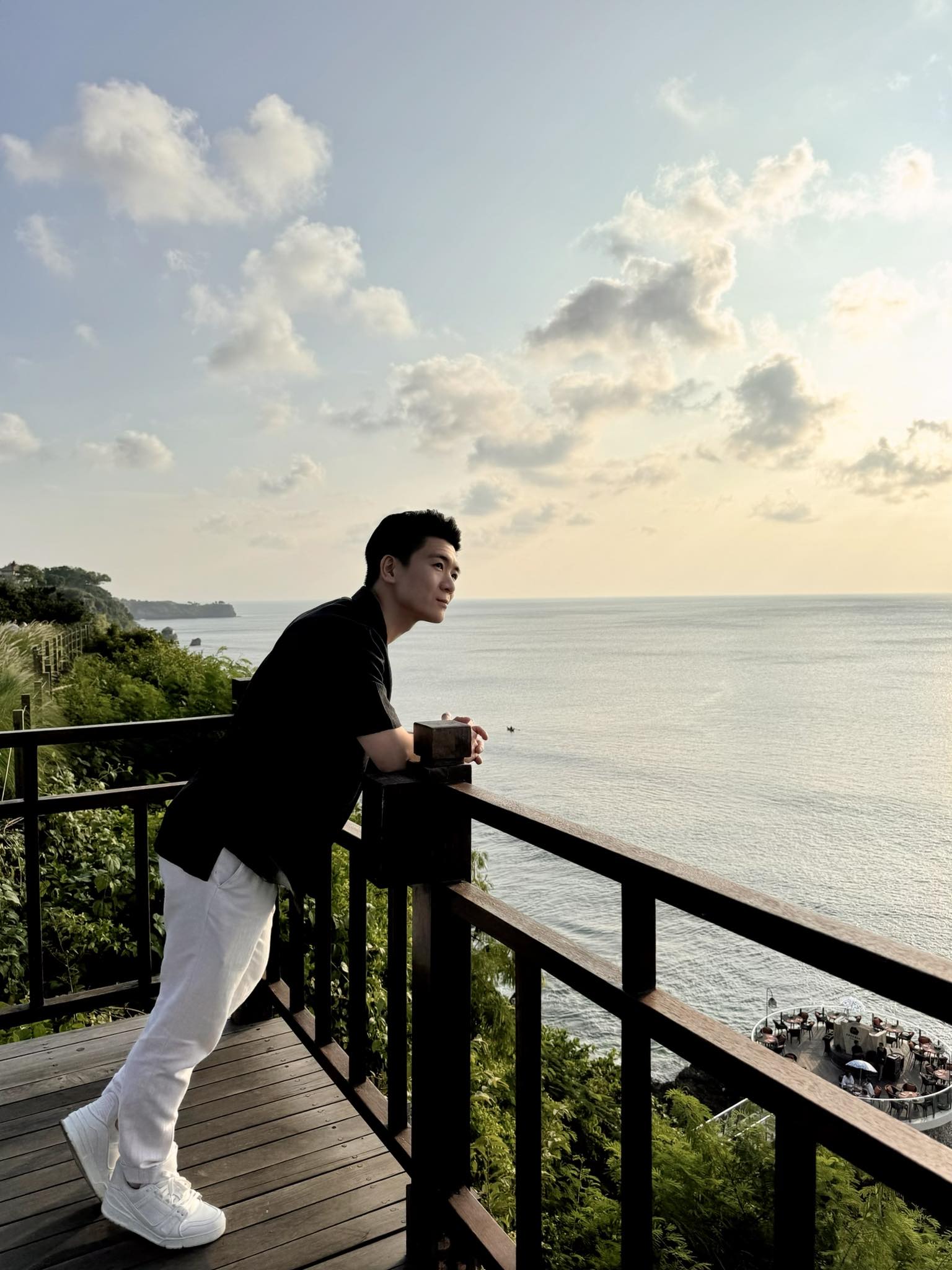 Thiếu gia nh&agrave; bầu Hiển tung bộ ảnh &ldquo;thanh xu&acirc;n vườn trường&rdquo; cực điển trai, c&ograve;n đ&acirc;u h&igrave;nh ảnh bố 3 con bỉm sữa- Ảnh 4.