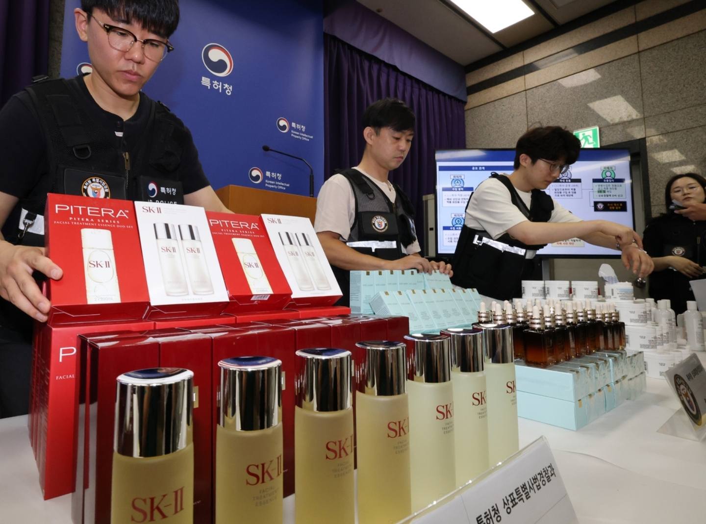 Triệt ph&aacute; đường d&acirc;y sản xuất mỹ phẩm giả tinh vi g&acirc;y nguy hiểm  - Ảnh 2.