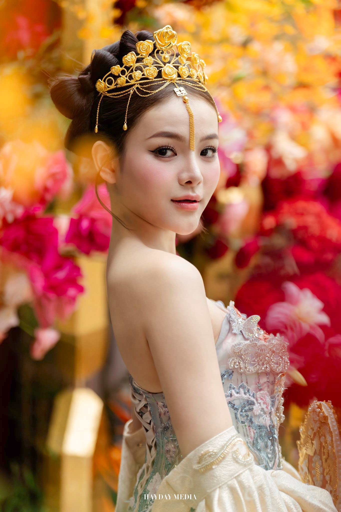 Danh t&iacute;nh c&ocirc; d&acirc;u S&agrave;i G&ograve;n xinh đẹp, đội tr&ecirc;n đầu vương miệng l&agrave;m từ 10 c&acirc;y v&agrave;ng "g&acirc;y b&atilde;o" MXH- Ảnh 4.