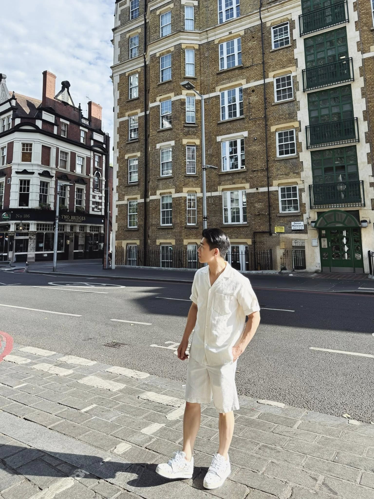 Thiếu gia nh&agrave; bầu Hiển tung bộ ảnh &ldquo;thanh xu&acirc;n vườn trường&rdquo; cực điển trai, c&ograve;n đ&acirc;u h&igrave;nh ảnh bố 3 con bỉm sữa- Ảnh 2.