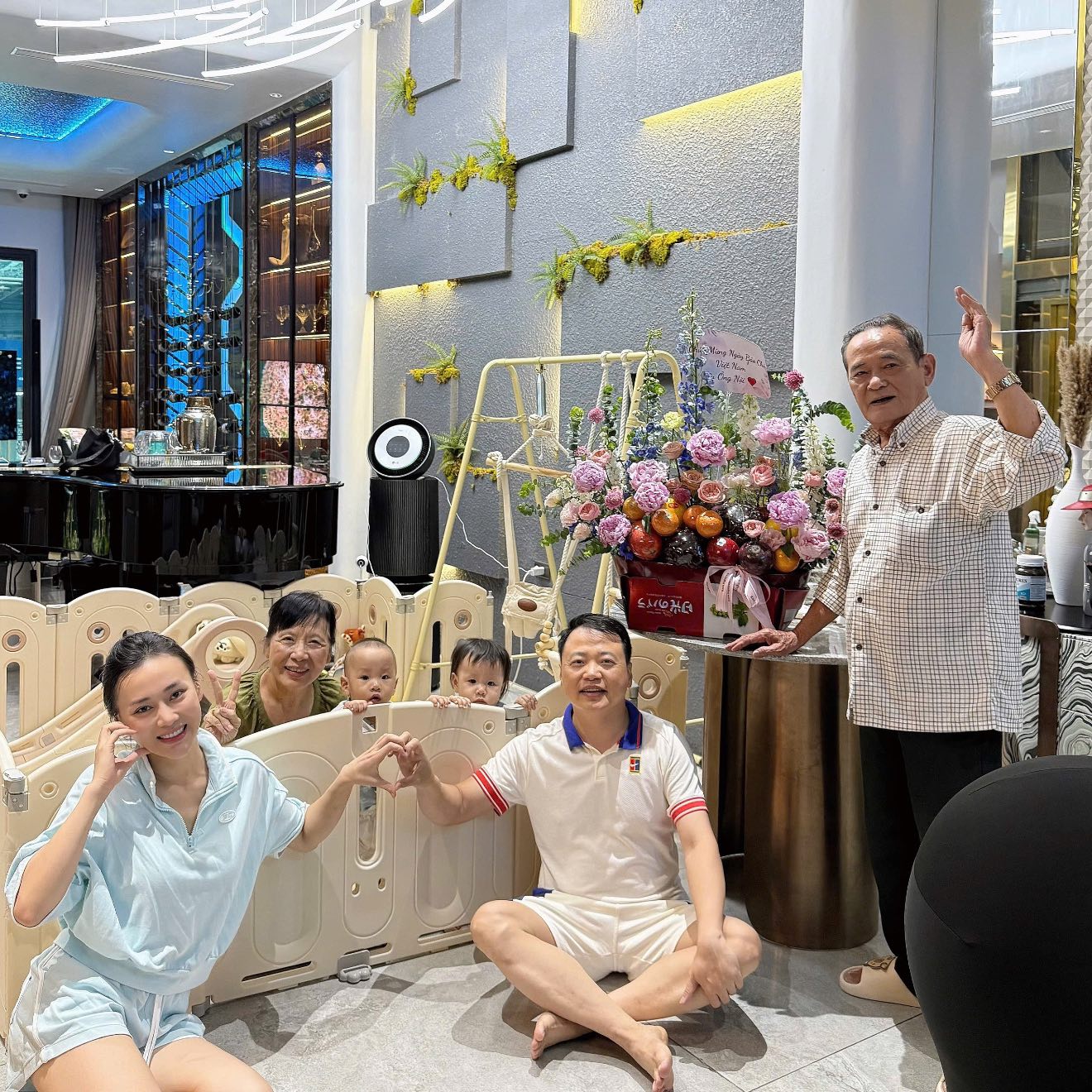 Shark Bình đăng ảnh cả gia đình, nhìn là thấy rõ thái độ của bố mẹ chồng với Phương Oanh - Ảnh 2. Shark Bình đăng ảnh cả gia đình, nhìn là thấy rõ thái độ của bố mẹ chồng với Phương Oanh - Ảnh 2.