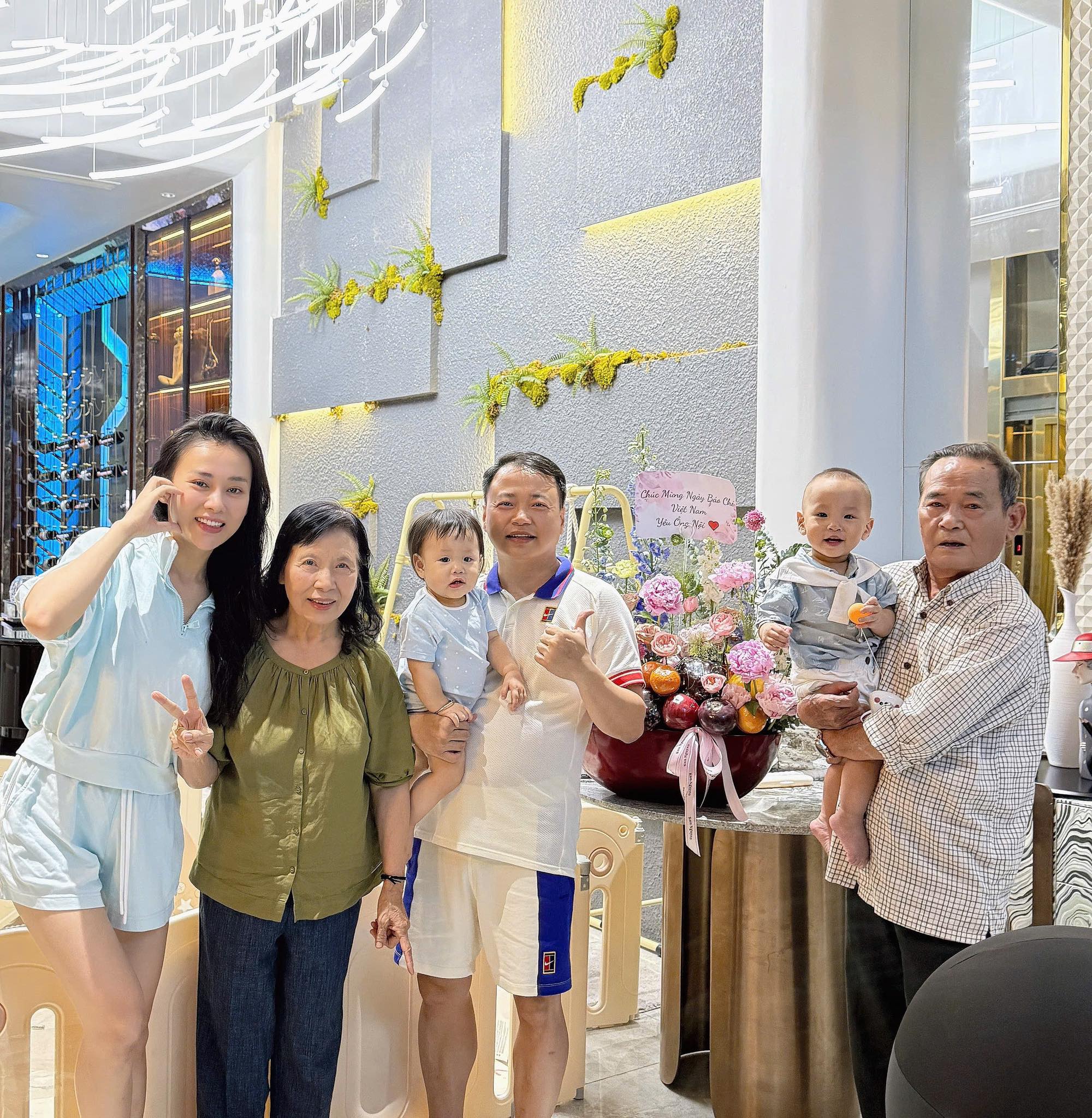Shark Bình đăng ảnh cả gia đình, nhìn là thấy rõ thái độ của bố mẹ chồng với Phương Oanh - Ảnh 1. Shark Bình đăng ảnh cả gia đình, nhìn là thấy rõ thái độ của bố mẹ chồng với Phương Oanh - Ảnh 1.