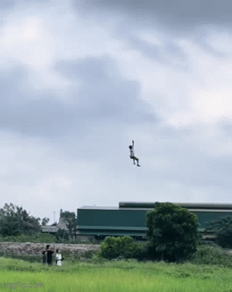 Video bé trai bị diều cuốn bay lơ lửng trên không trung, cư dân mạng thót tim trước cảnh tượng "nghẹt thở"- Ảnh 1. Video bé trai bị diều cuốn bay lơ lửng trên không trung, cư dân mạng thót tim trước cảnh tượng "nghẹt thở"- Ảnh 1.