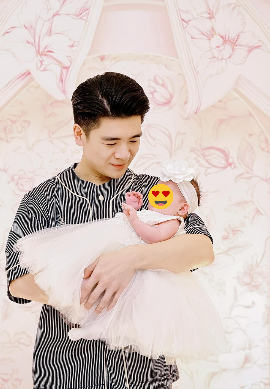 Thiếu gia nh&agrave; bầu Hiển tung bộ ảnh &ldquo;thanh xu&acirc;n vườn trường&rdquo; cực điển trai, c&ograve;n đ&acirc;u h&igrave;nh ảnh bố 3 con bỉm sữa- Ảnh 7.