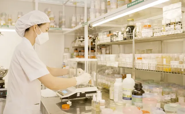 Vào ' lò ' gia công mỹ phẩm: Chiêu trò và thực trạng thị trường mỹ phẩm hiện nay - Ảnh 2.