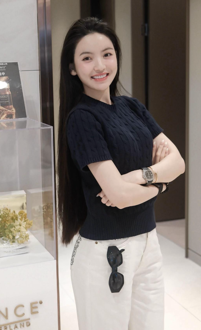 Quang Hải l&aacute;i xe sang gần chục tỷ đưa vợ đi c&ocirc;ng t&aacute;c, Chu Thanh Huyền cực tự tin giữa l&ugrave;m x&ugrave;m b&aacute;n h&agrave;ng- Ảnh 3.