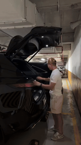 Quang Hải l&aacute;i xe sang gần chục tỷ đưa vợ đi c&ocirc;ng t&aacute;c, Chu Thanh Huyền cực tự tin giữa l&ugrave;m x&ugrave;m b&aacute;n h&agrave;ng- Ảnh 1.