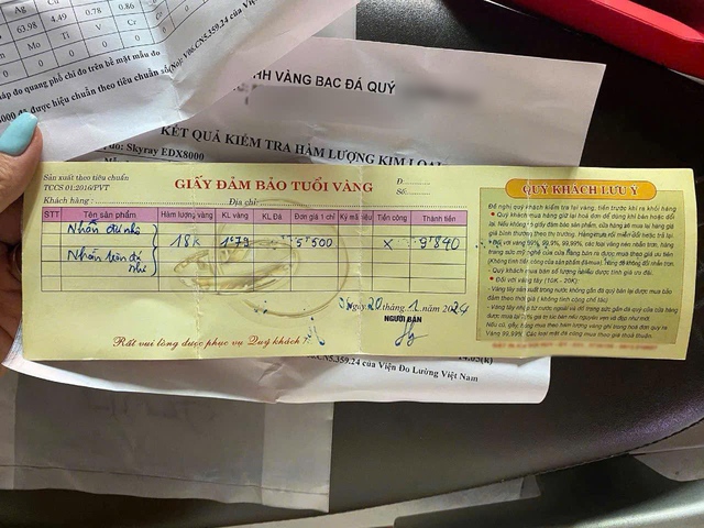 Cô gái mua nhẫn vàng 18K nhưng kiểm định không đạt 10K , tiệm vàng nói gì? - Ảnh 1.