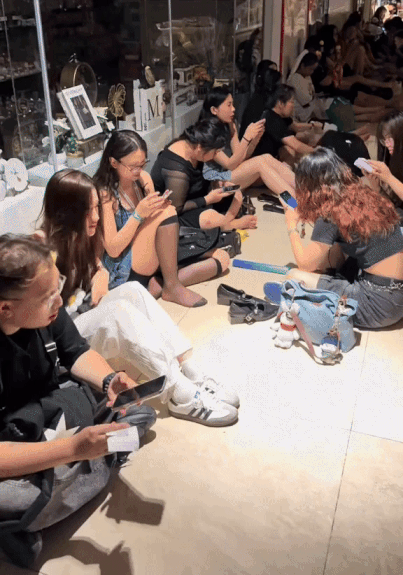 Cảnh tượng kh&oacute; lường v&agrave;o l&uacute;c 1h s&aacute;ng tại một trung t&acirc;m thương mại ở H&agrave; Nội- Ảnh 1.