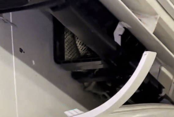 Cận cảnh "cả tổ rắn" bên trong chiếc điều hòa của người dùng: Chúng chui vào bằng đường nào? - Ảnh 3.