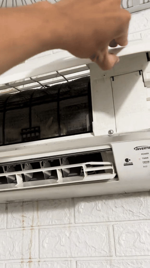 Cận cảnh "cả tổ rắn" bên trong chiếc điều hòa của người dùng: Chúng chui vào bằng đường nào? - Ảnh 4.