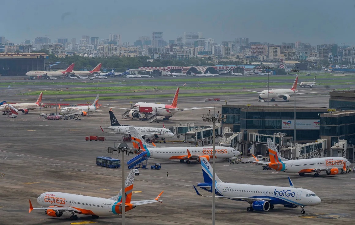 H&atilde;y nh&igrave;n tấm bản đồ đặc biệt n&agrave;y: Điều g&igrave; đ&atilde; xảy ra khiến n&oacute; bị "đục thủng lỗ chỗ"? - Ảnh 2.