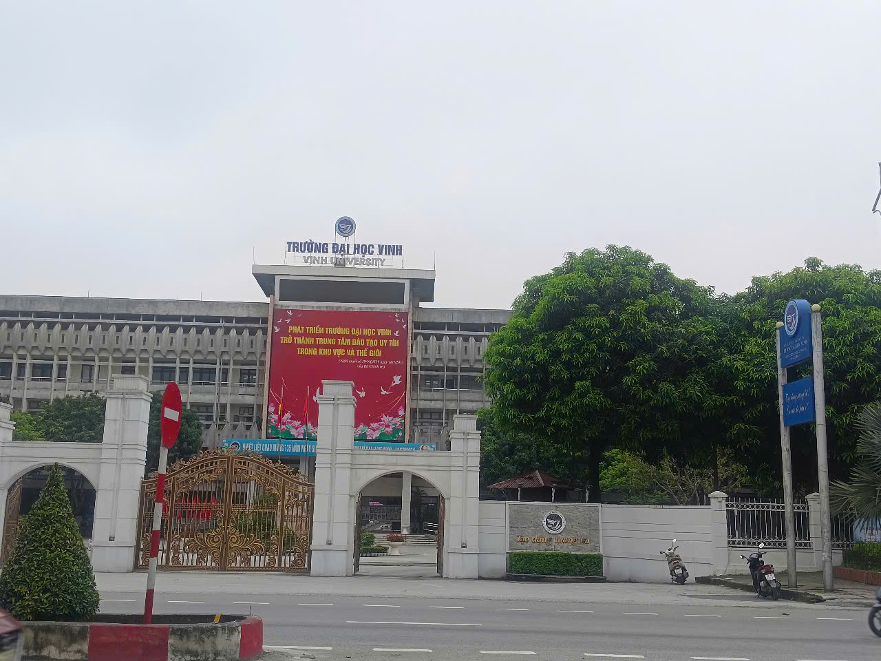 Kỷ luật cảnh cáo 2 cán bộ Đại học Vinh Vì gạ gẫm nữ sinh viên - Ảnh 1.