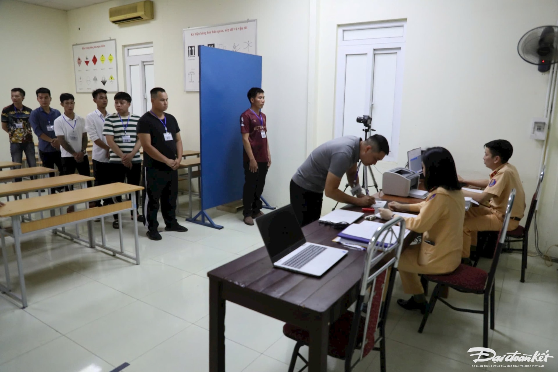 Ngày đầu CSGT Hà Nội tổ chức kỳ sát hạch lái xe - Ảnh 5.