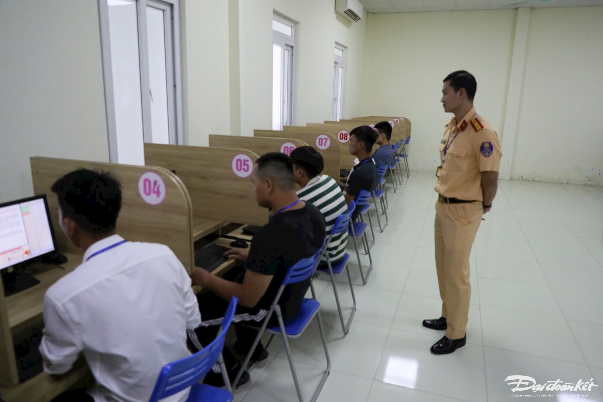 Ngày đầu CSGT Hà Nội tổ chức kỳ sát hạch lái xe - Ảnh 7.