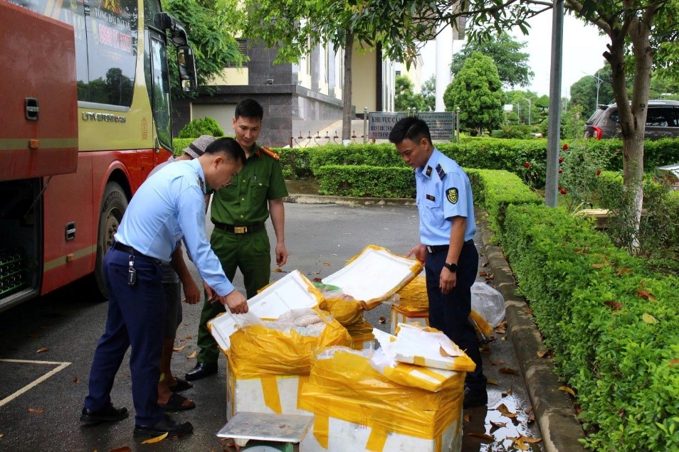 Khám xét xe khách, phát hiện cảnh tượng kinh hoàng bên trong- Ảnh 1. Khám xét xe khách, phát hiện cảnh tượng kinh hoàng bên trong- Ảnh 1.