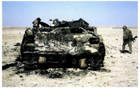 Vụ nổ tên lửa TOW làm hỏng xe chiến đấu bộ binh M2A2 Bradley trong chiến đấu - Ảnh 2.