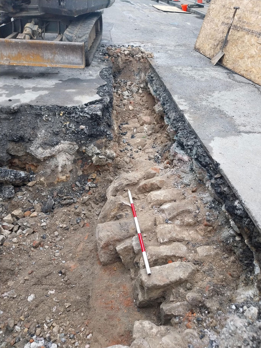 Anh: Bệnh viện 900 năm tuổi hiện ra giữa nhà hát hoàng gia - Ảnh 3.