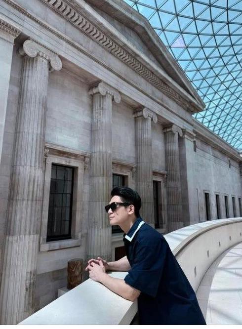 Thiếu gia nh&agrave; bầu Hiển tung bộ ảnh &ldquo;thanh xu&acirc;n vườn trường&rdquo; cực điển trai, c&ograve;n đ&acirc;u h&igrave;nh ảnh bố 3 con bỉm sữa- Ảnh 5.