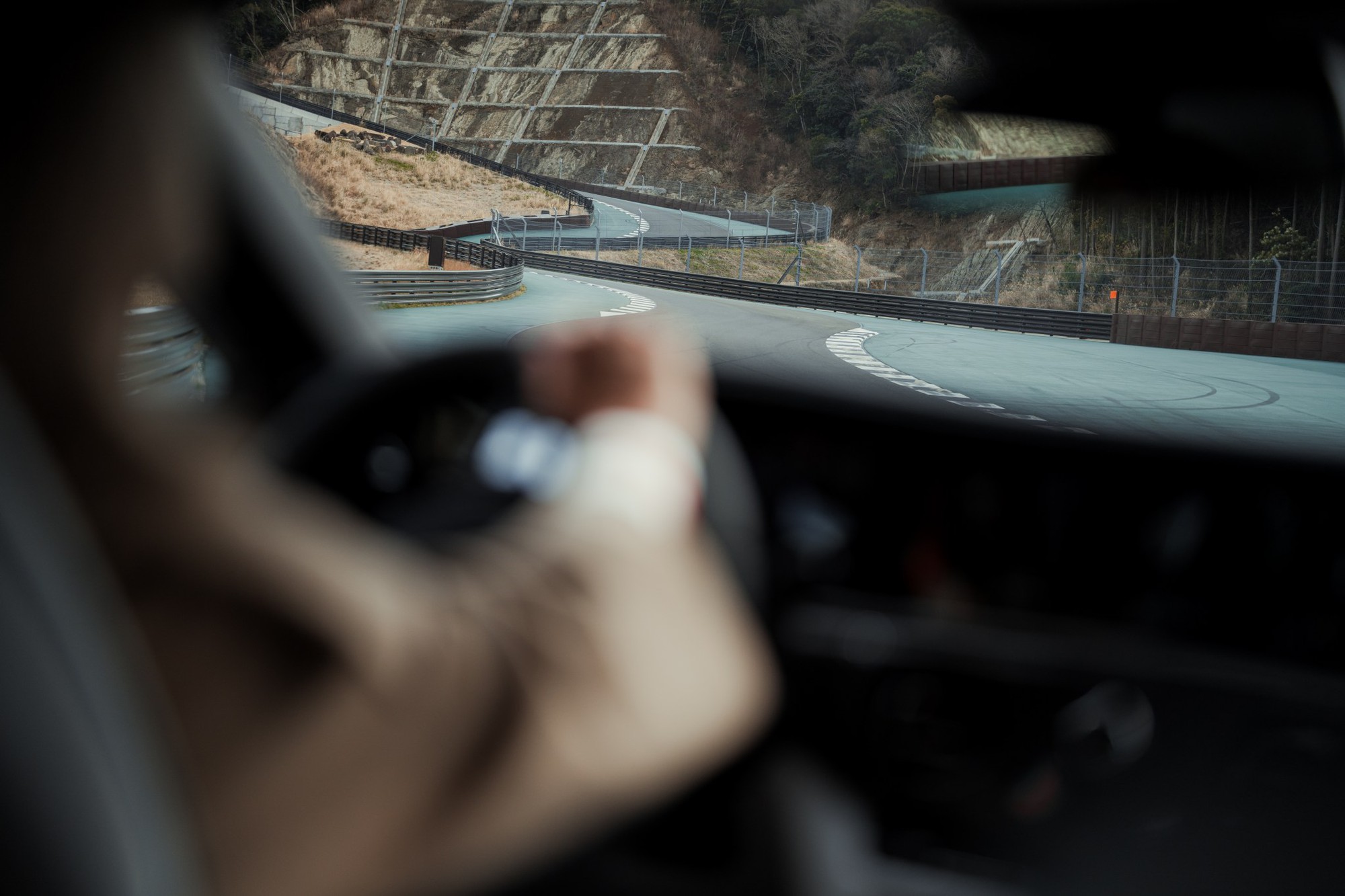 Tôi lái Rolls-Royce Spectre trên đường đua Nhật: Trải nghiệm ‘dễ dàng’ mà giàu cảm xúc - Ảnh 12.