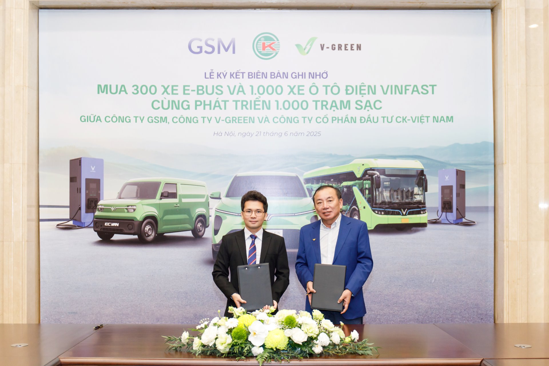 Doanh nghiệp vận tải ở tỉnh lớn nhất Việt Nam đặt mua 300 xe bus điện và 1.000 ô tô điện của tỷ phú Phạm Nhật Vượng - Ảnh 1. Doanh nghiệp vận tải ở tỉnh lớn nhất Việt Nam đặt mua 300 xe bus điện và 1.000 ô tô điện của tỷ phú Phạm Nhật Vượng - Ảnh 1.