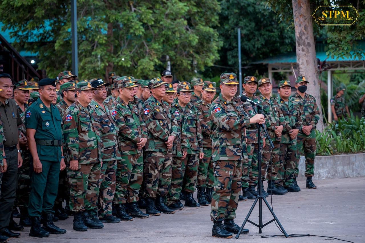 Thủ tướng Campuchia ra biên giới, chiếc ghế thủ tướng Thái Lan lung lay - Ảnh 1.