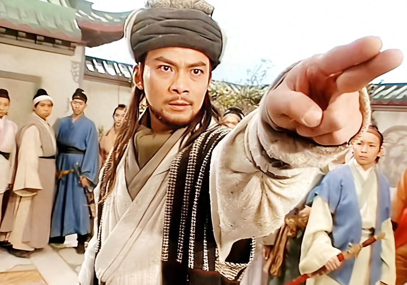 Chẳng phải tự sáng tạo, hóa ra Chu Bá Thông học lỏm tuyệt kỹ Song thủ hỗ bác từ thời Thiên Long Bát Bộ?- Ảnh 4.