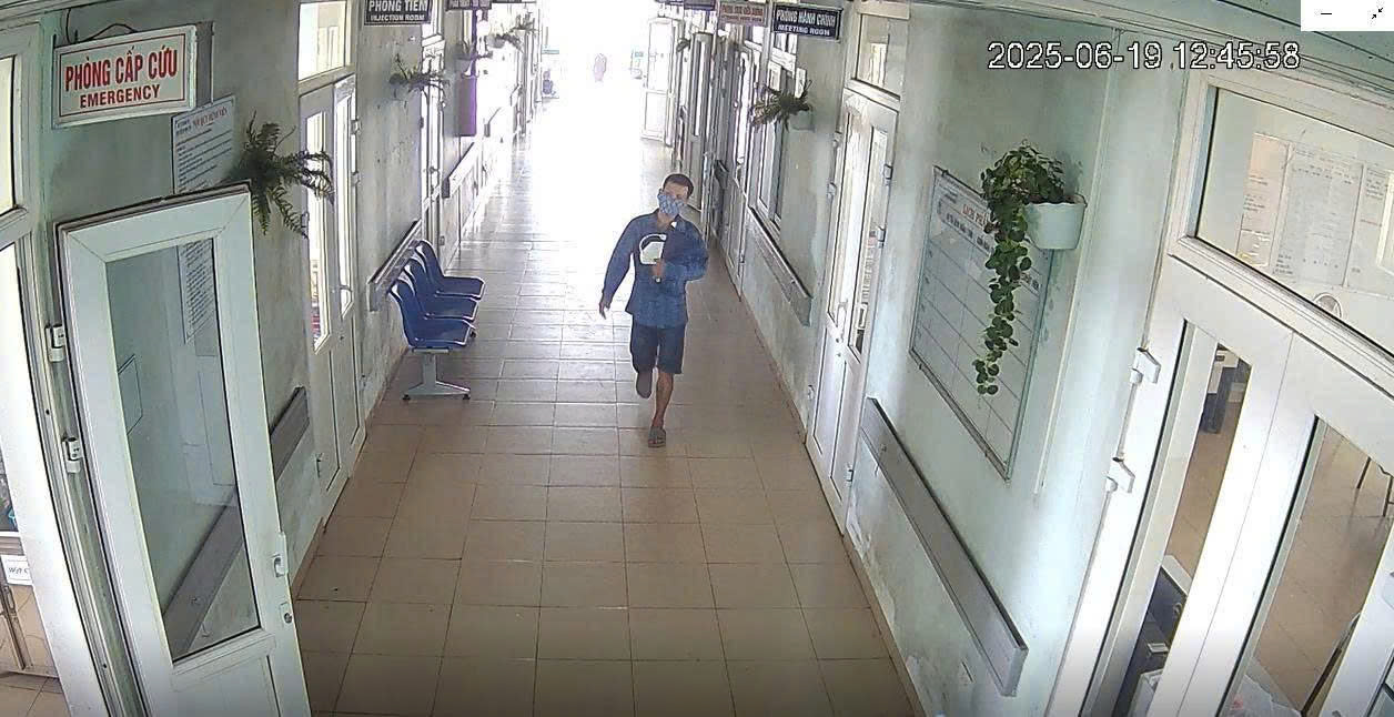 Phát hiện người đàn ông có hành vi đáng ngờ ở bệnh viện- Ảnh 1. Phát hiện người đàn ông có hành vi đáng ngờ ở bệnh viện- Ảnh 1.