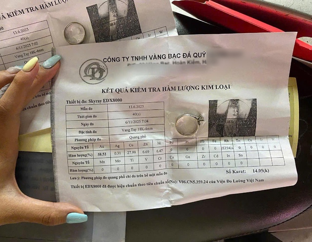Cô gái mua nhẫn vàng 18K nhưng kiểm định không đạt 10K , tiệm vàng nói gì? - Ảnh 2.