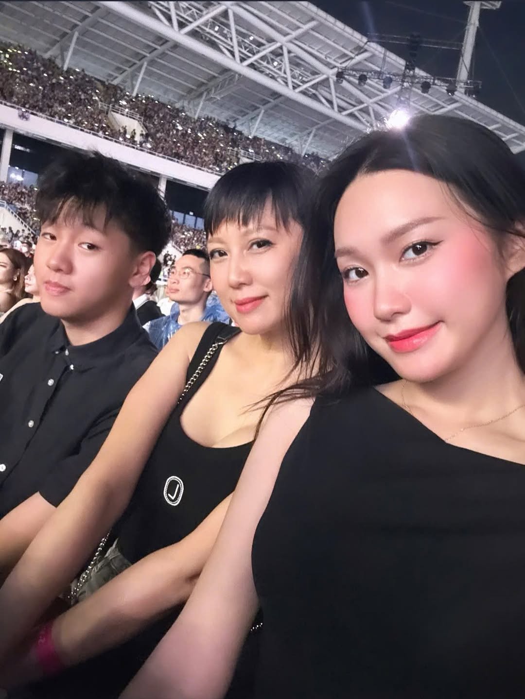 Mẹ vợ Đoàn Văn Hậu “gây bão” với nhan sắc cực phẩm bên Doãn Hải My trong bộ ảnh đi “đu idol” G-Dragon cực cháy!- Ảnh 1.