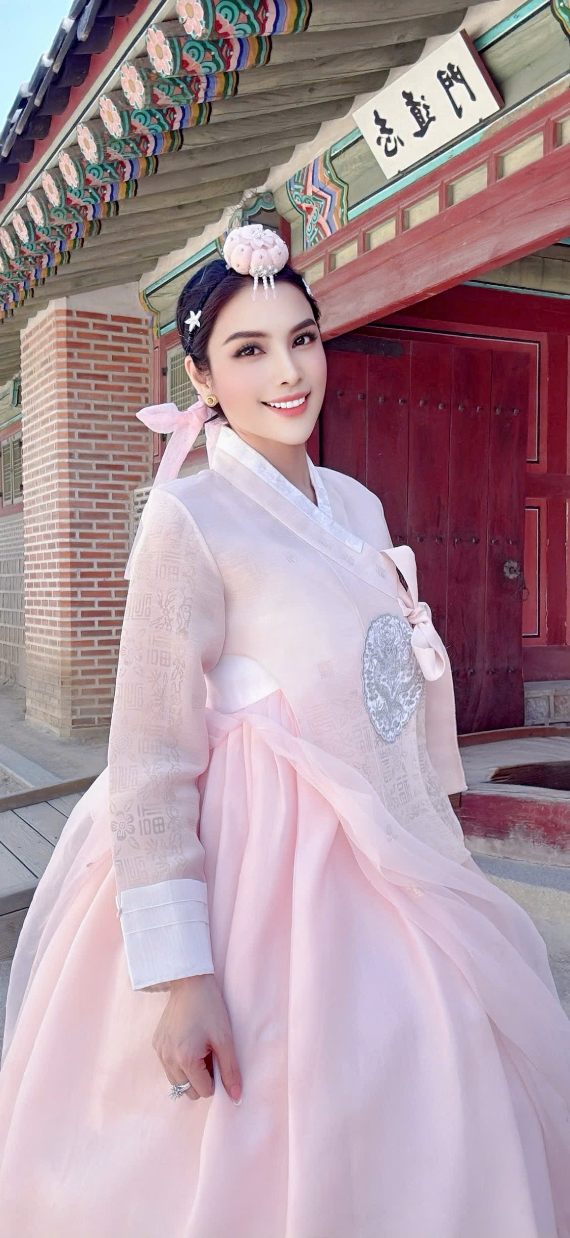 MC Kim Huyền Sâm và con gái hóa mỹ nhân cổ trang Hàn- Ảnh 4. MC Kim Huyền Sâm và con gái hóa mỹ nhân cổ trang Hàn- Ảnh 4.