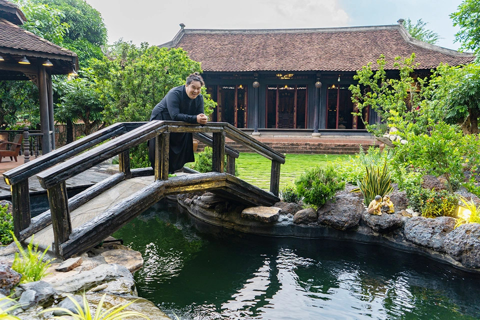 Bên trong biệt phủ 100 tỷ, rộng 16.000 m2 của Hoàng Mập: Giường ngủ 2,3 tỷ, hồ cá 4.000 đô một con - Ảnh 1. Bên trong biệt phủ 100 tỷ, rộng 16.000 m2 của Hoàng Mập: Giường ngủ 2,3 tỷ, hồ cá 4.000 đô một con - Ảnh 1.