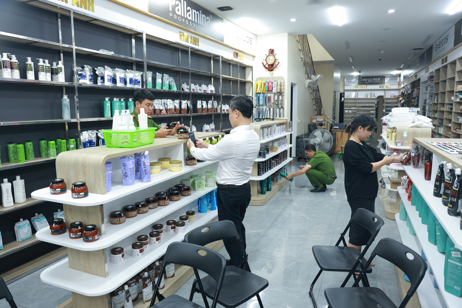 Hàng tấn mỹ phẩm không rõ nguồn gốc vừa phát hiện ở cửa hàng Kim Anh: 2.900 sản phẩm, 43 loại nhãn hàng- Ảnh 1.