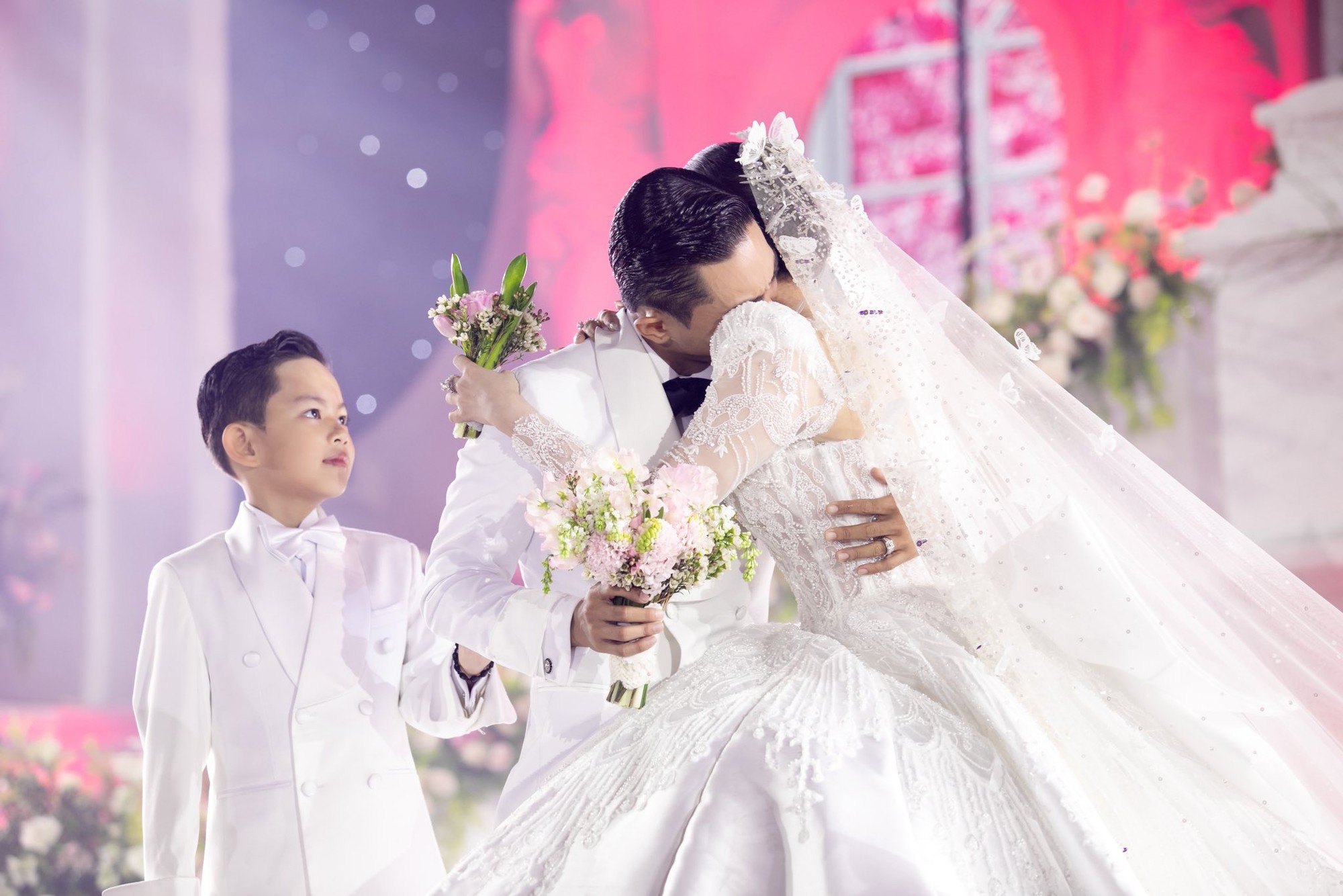 Năm Phan Hiển chào đời Khánh Thi đã vào trường múa, chàng trai 17 tuổi cưa đổ "chị đại" và hàng loạt drama ra đời - Ảnh 4. Năm Phan Hiển chào đời Khánh Thi đã vào trường múa, chàng trai 17 tuổi cưa đổ "chị đại" và hàng loạt drama ra đời - Ảnh 4.