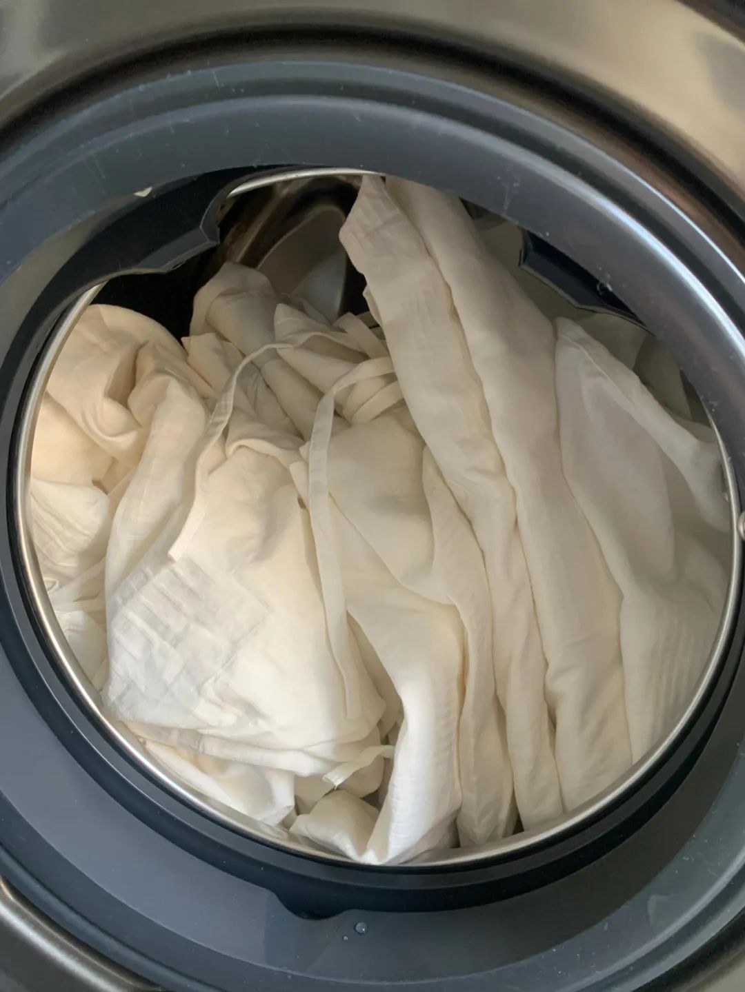 7 lỗi sai khi dùng máy giặt: Càng giặt quần áo càng bẩn, bốc mùi hôi- Ảnh 5. 7 lỗi sai khi dùng máy giặt: Càng giặt quần áo càng bẩn, bốc mùi hôi- Ảnh 5.