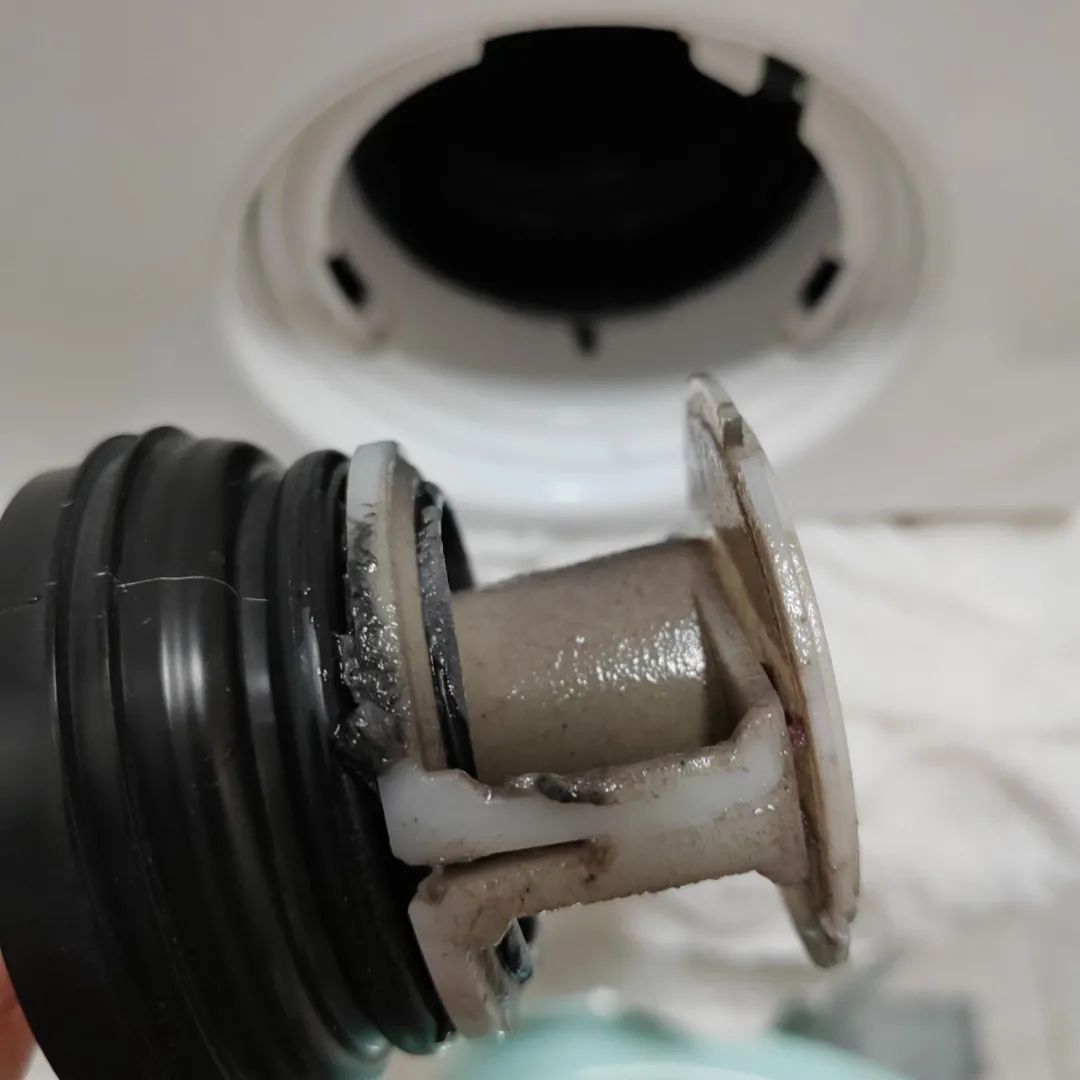 7 lỗi sai khi dùng máy giặt: Càng giặt quần áo càng bẩn, bốc mùi hôi- Ảnh 13. 7 lỗi sai khi dùng máy giặt: Càng giặt quần áo càng bẩn, bốc mùi hôi- Ảnh 13.