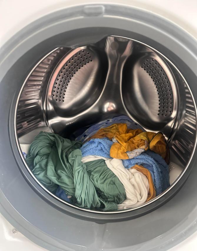 7 lỗi sai khi dùng máy giặt: Càng giặt quần áo càng bẩn, bốc mùi hôi- Ảnh 3. 7 lỗi sai khi dùng máy giặt: Càng giặt quần áo càng bẩn, bốc mùi hôi- Ảnh 3.
