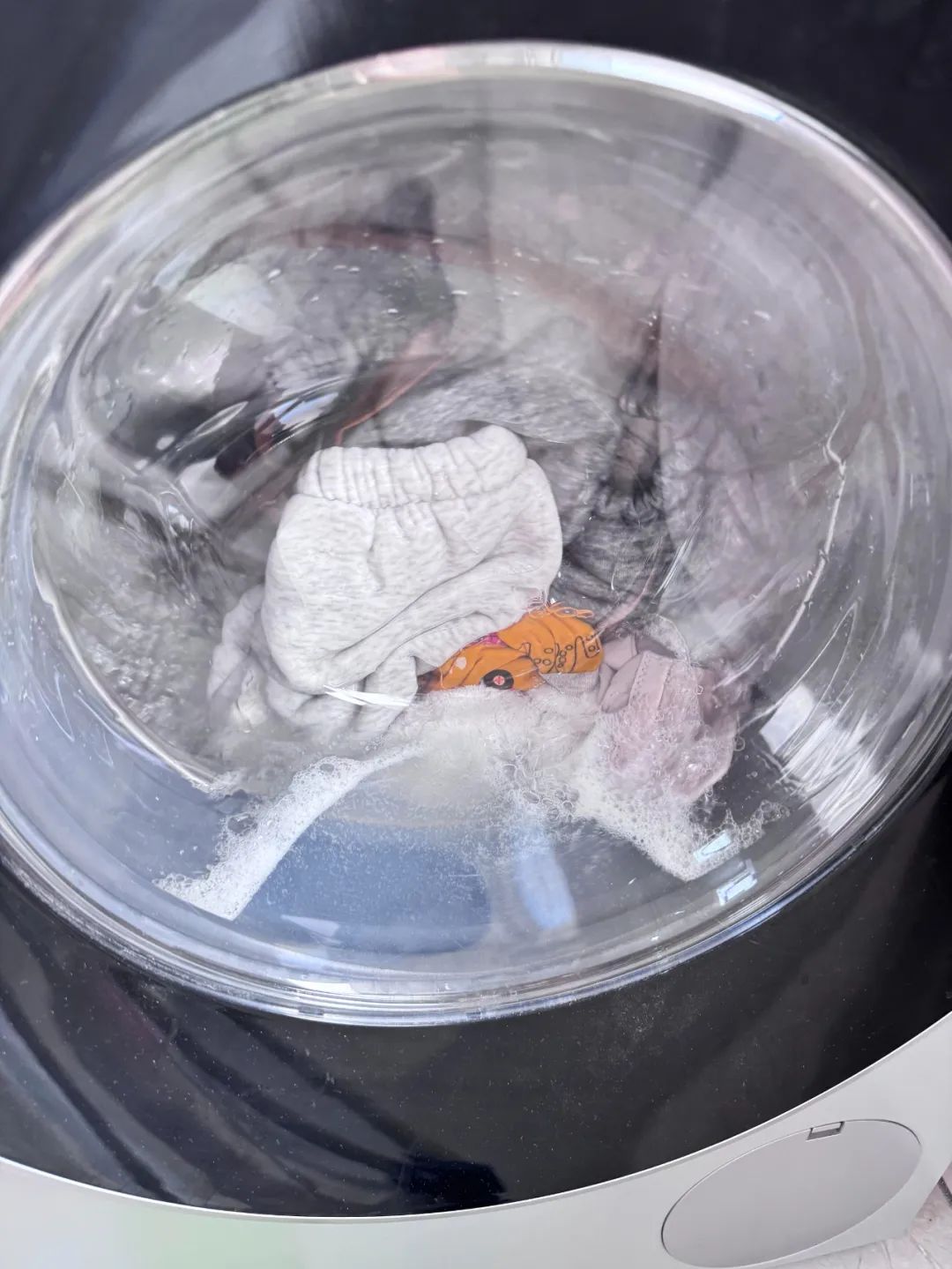 7 lỗi sai khi dùng máy giặt: Càng giặt quần áo càng bẩn, bốc mùi hôi- Ảnh 9. 7 lỗi sai khi dùng máy giặt: Càng giặt quần áo càng bẩn, bốc mùi hôi- Ảnh 9.