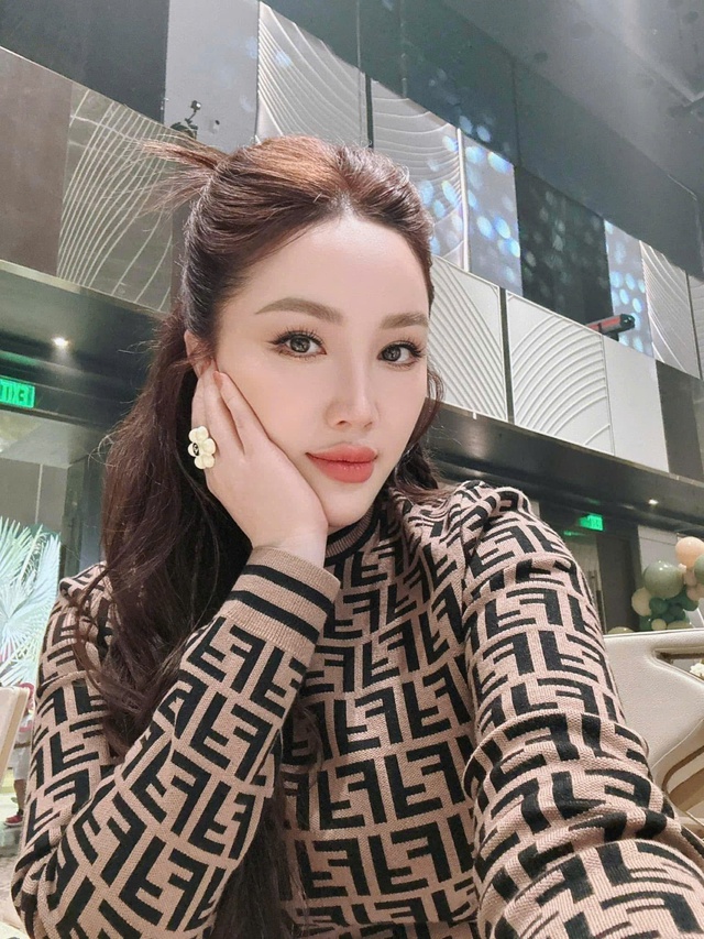 Sao nữ Việt giàu sụ từ khi 16 tuổi: Bố mẹ là trùm bất động sản, rơi vào trầm cảm vì cháy nhà - Ảnh 10.