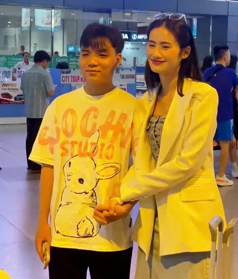 Bạn trai Hoa hậu Ý Nhi vướng tranh cãi vì 1 hành động lọt vào camera quay lén- Ảnh 4. Bạn trai Hoa hậu Ý Nhi vướng tranh cãi vì 1 hành động lọt vào camera quay lén- Ảnh 4.