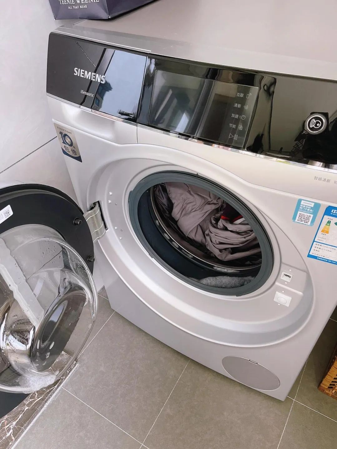 7 lỗi sai khi dùng máy giặt: Càng giặt quần áo càng bẩn, bốc mùi hôi- Ảnh 4. 7 lỗi sai khi dùng máy giặt: Càng giặt quần áo càng bẩn, bốc mùi hôi- Ảnh 4.