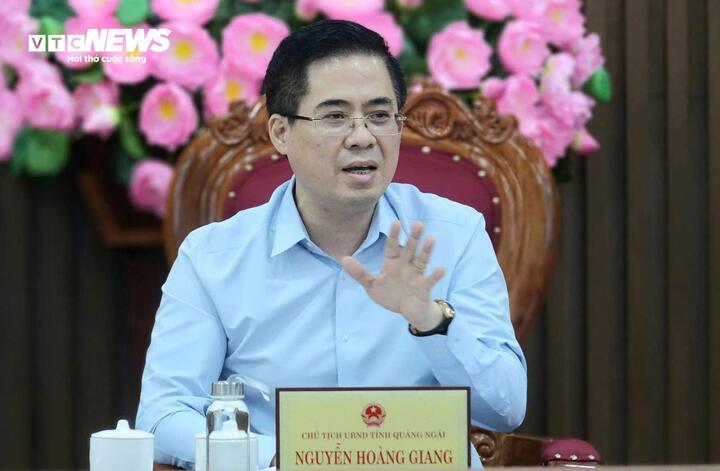 Ông Nguyễn Hoàng Giang chính thức trở thành Chủ tịch UBND tỉnh Quảng Ngãi mới - Ảnh 1. Ông Nguyễn Hoàng Giang chính thức trở thành Chủ tịch UBND tỉnh Quảng Ngãi mới - Ảnh 1.
