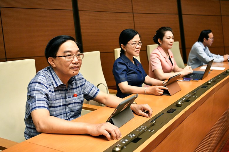 Quốc hội bỏ hình phạt tử hình với tội tham ô và nhận hối lộ - Ảnh 1. Quốc hội bỏ hình phạt tử hình với tội tham ô và nhận hối lộ - Ảnh 1.