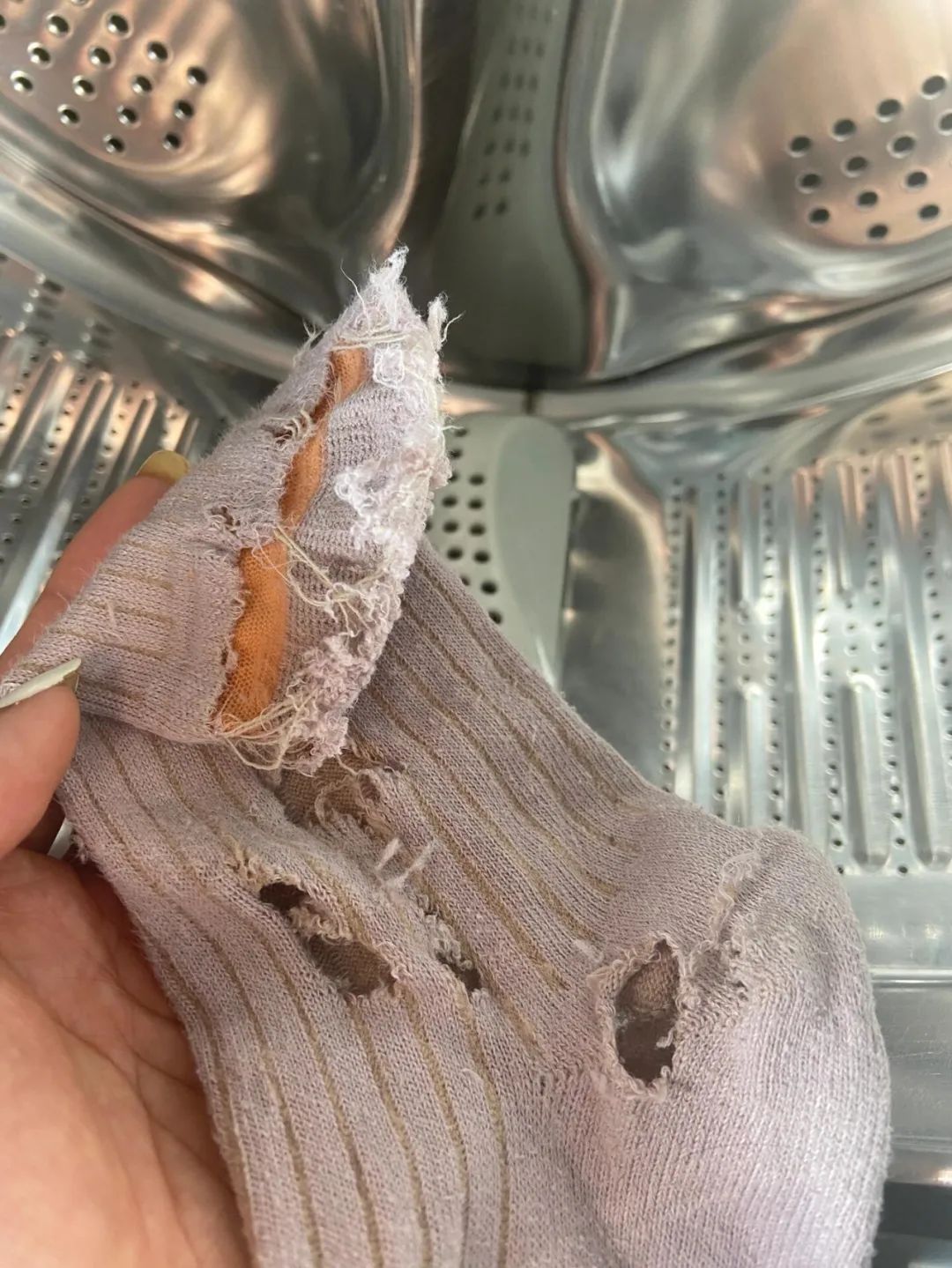 7 lỗi sai khi dùng máy giặt: Càng giặt quần áo càng bẩn, bốc mùi hôi- Ảnh 8. 7 lỗi sai khi dùng máy giặt: Càng giặt quần áo càng bẩn, bốc mùi hôi- Ảnh 8.